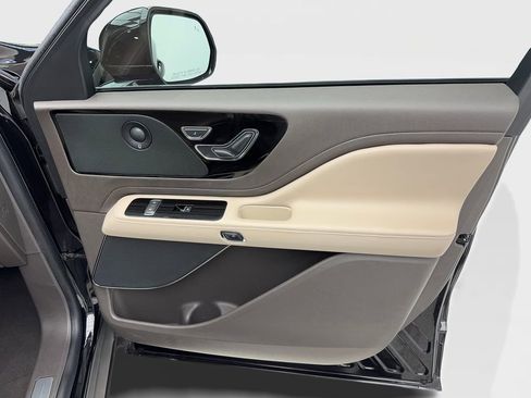 Used 2022 Lincoln Aviator Reserve w/ Elements Package Plus image 41