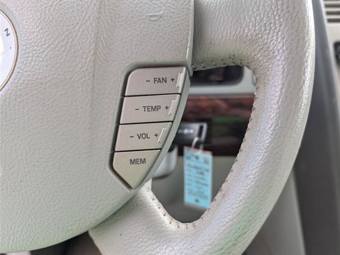 Used 2006 Lincoln Navigator Luxury RWD image 23
