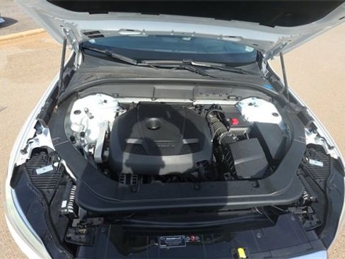 Used 2018 Volvo XC60 T6 Momentum w/ Advanced Package image 33