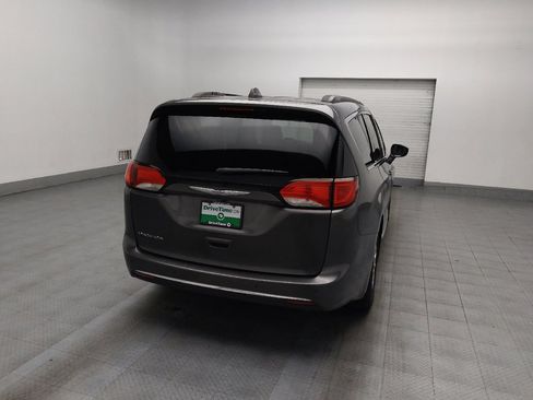 Used 2017 Chrysler Pacifica Touring-L FWD image 7