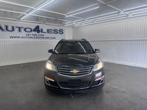Used 2017 Chevrolet Traverse LT w/ Style and Technology Package image 2