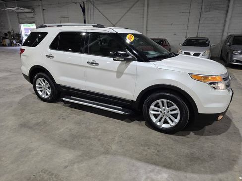 Used 2015 Ford Explorer XLT w/ Equipment Group 202A AWD/4WD image 16
