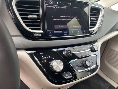 Used 2024 Chrysler Pacifica Touring-L FWD image 22
