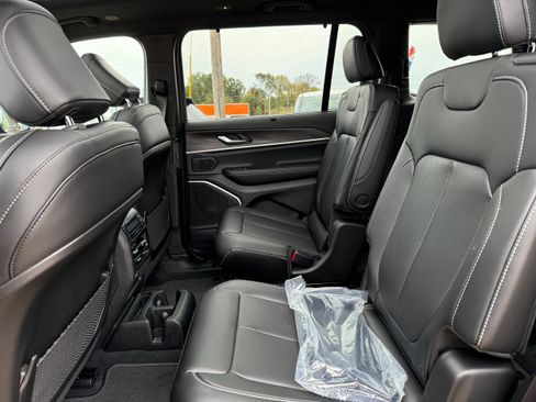 New 2025 Jeep Grand Cherokee L Limited w/ Luxury Tech Group II AWD/4WD image 11