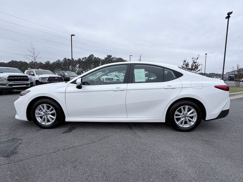 Used 2025 Toyota Camry LE image 5