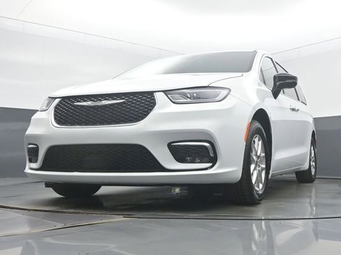 Used 2025 Chrysler Pacifica Select image 46