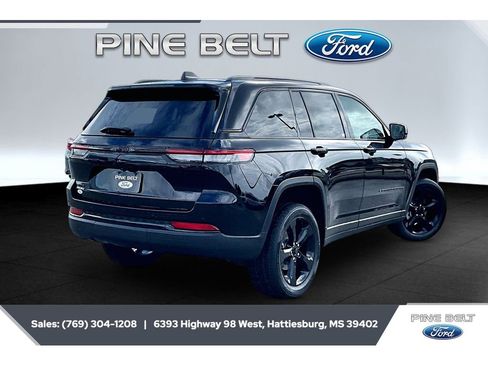 Used 2022 Jeep Grand Cherokee Altitude AWD/4WD image 11