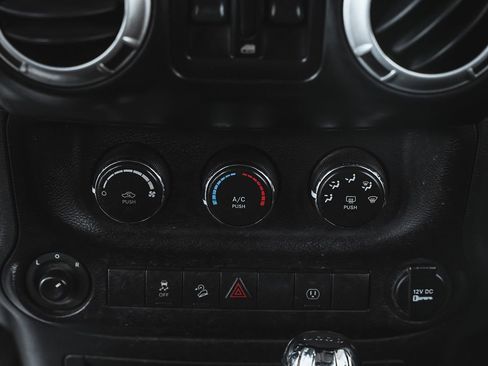 Used 2015 Jeep Wrangler Unlimited Rubicon w/ Connectivity Group image 34