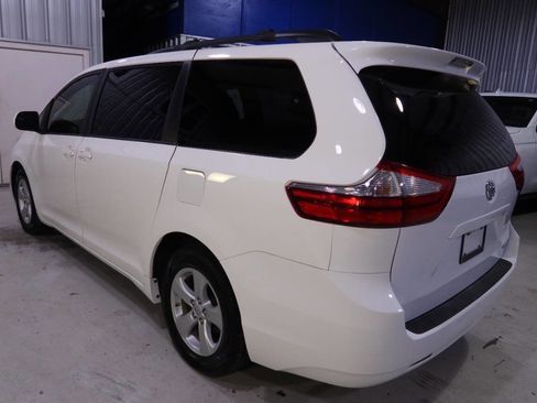 Used 2015 Toyota Sienna LE image 3