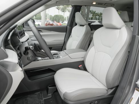 Certified 2026 INFINITI QX60 Luxe w/ Family Package FWD image 8