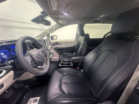Used 2022 Chrysler Pacifica Touring-L FWD image 21