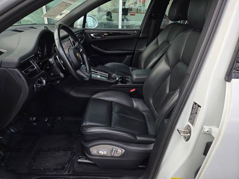 Used 2024 Porsche Macan image 17