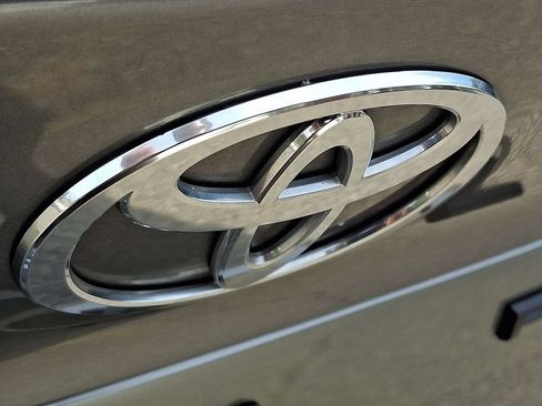 Used 2025 Toyota Camry Hybrid AWD/4WD image 29