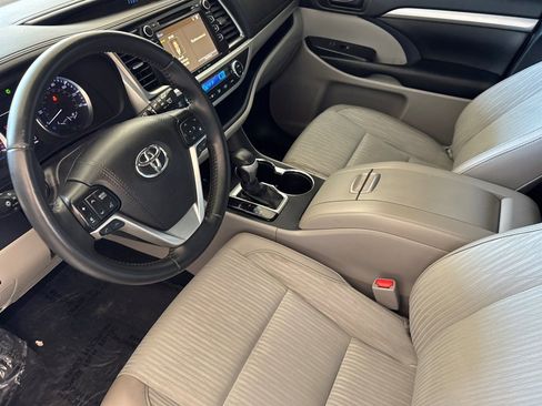 Used 2019 Toyota Highlander Plus FWD image 11