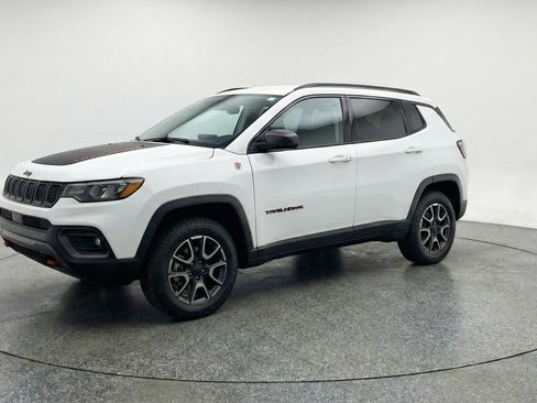 Used 2025 Jeep Compass Trailhawk image 3
