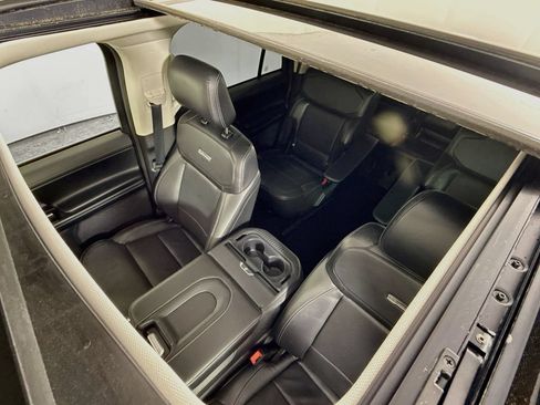 Certified 2025 Ford Expedition Platinum AWD/4WD image 4