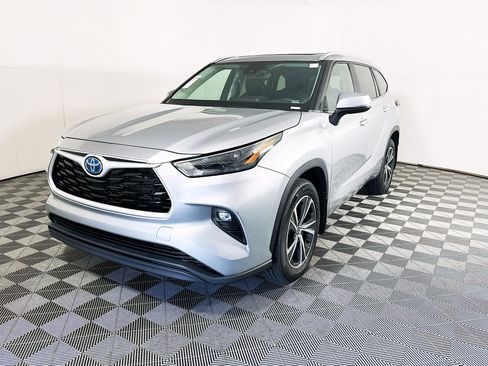 Used 2024 Toyota Highlander XLE FWD image 7