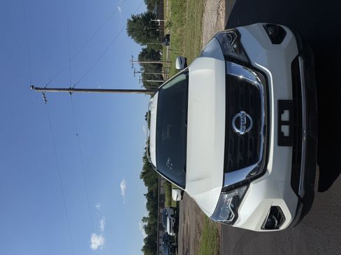 Used 2020 Nissan Pathfinder SL FWD image 1