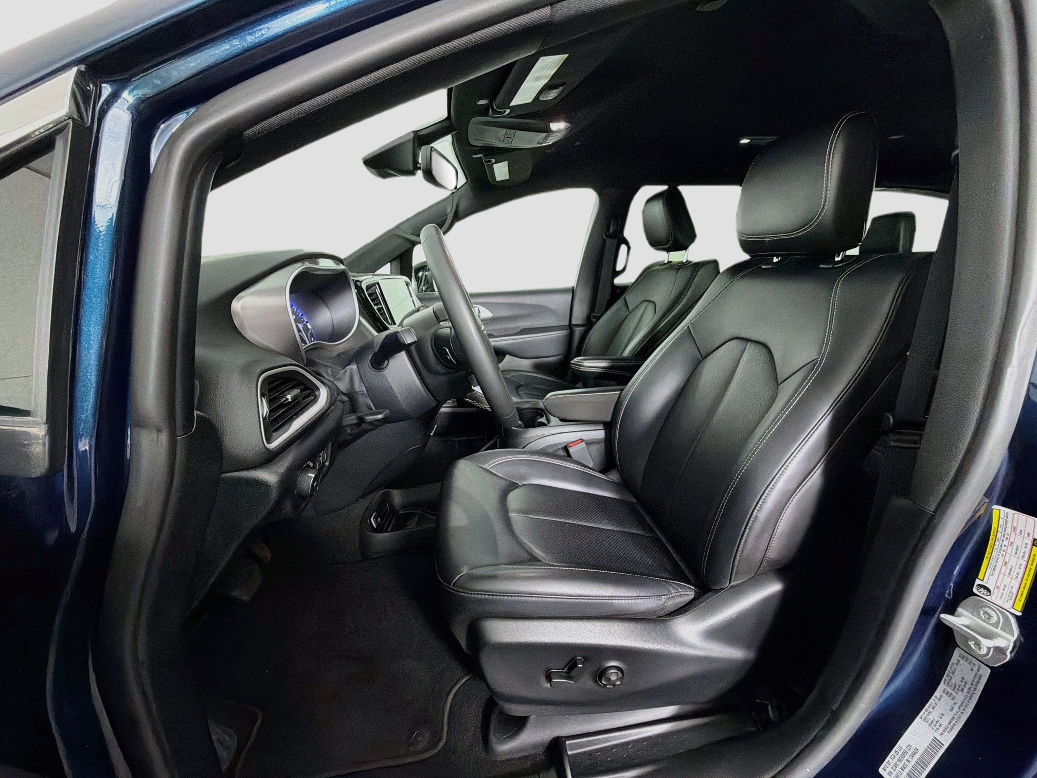 Used 2025 Chrysler Pacifica Select FWD image 13