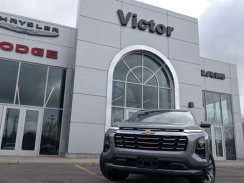 Used 2025 Chevrolet Equinox LT w/ Safety and Technology Package FWD image 2