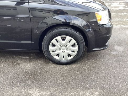 Used 2019 Dodge Grand Caravan SE w/ UConnect Hands-Free Group image 23