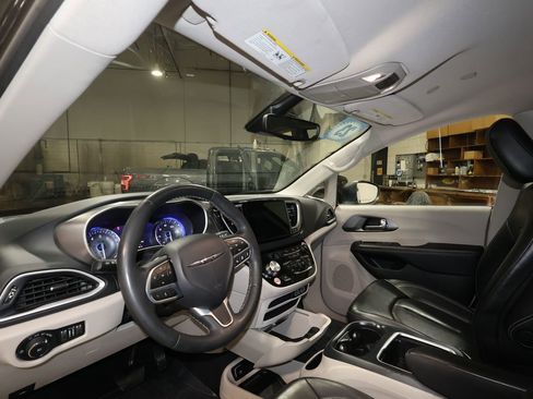 Used 2023 Chrysler Pacifica Touring-L image 9
