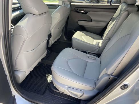 Used 2025 Toyota Highlander XLE AWD/4WD image 22