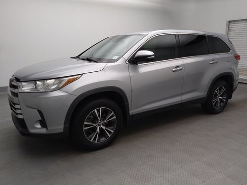 Used 2019 Toyota Highlander LE AWD/4WD image 2