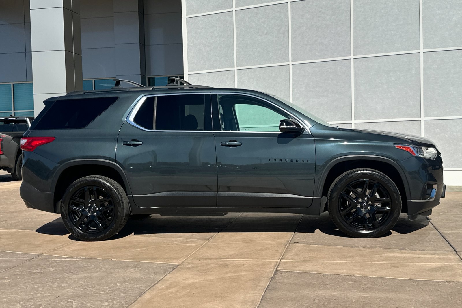 Used 2019 Chevrolet Traverse LT w/ LPO, Blackout Package AWD/4WD image 3