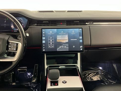 Certified 2025 Land Rover Range Rover SE image 12