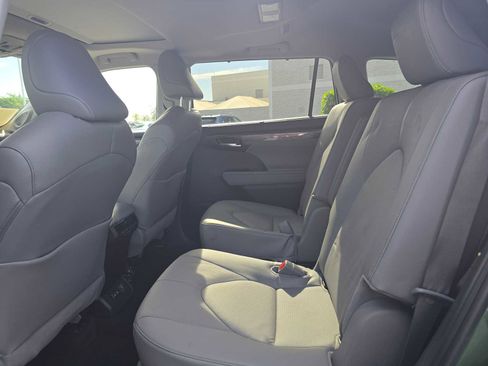 Used 2024 Toyota Highlander Limited image 19