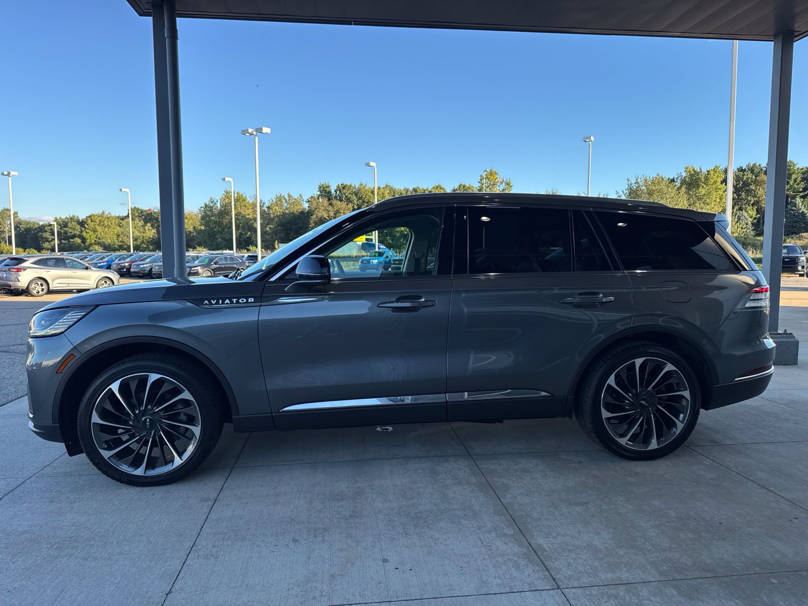 Used 2025 Lincoln Aviator Reserve w/ Equipment Group 201A AWD/4WD image 3