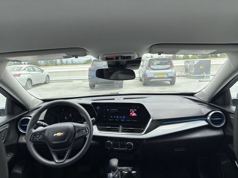 Used 2025 Chevrolet Trax LT FWD image 30
