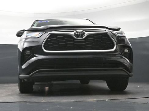 Used 2022 Toyota Highlander XLE AWD/4WD image 23