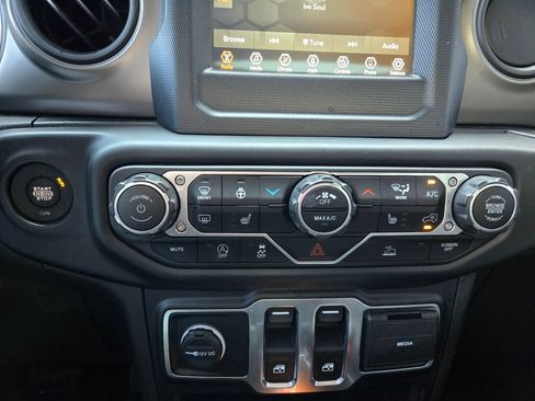 Used 2022 Jeep Wrangler Sport AWD/4WD image 27