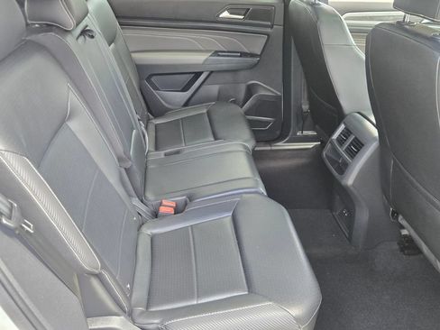 Used 2021 Volkswagen Atlas Cross Sport SE w/ Panoramic Sunroof Package FWD image 16