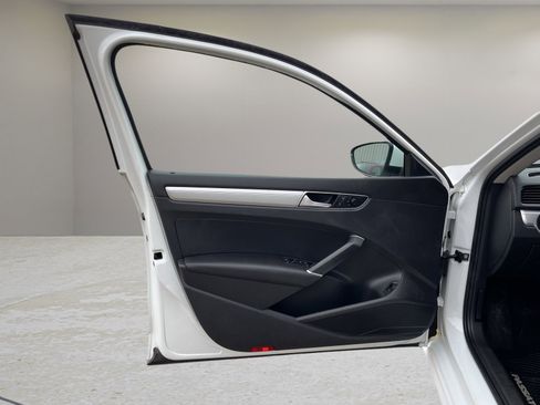 Used 2018 Volkswagen Passat 2.0T S image 9