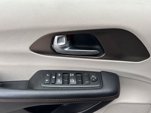 Used 2017 Chrysler Pacifica Touring-L image 12