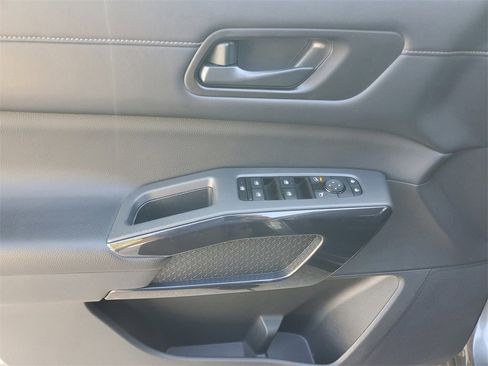 Used 2024 Nissan Pathfinder SV image 17