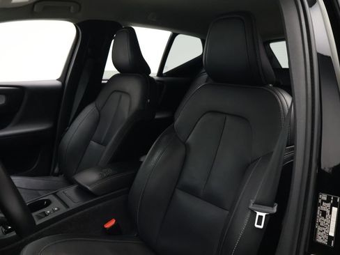 Used 2021 Volvo XC40 T4 Momentum w/ Premium Package FWD image 13