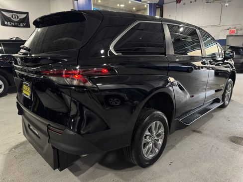 Used 2026 Toyota Sienna LE FWD image 7