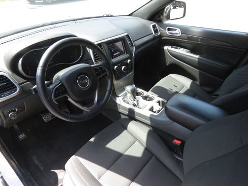 Used 2018 Jeep Grand Cherokee Laredo AWD/4WD image 11