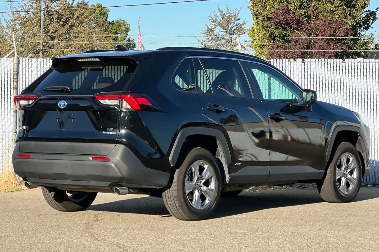 Used 2023 Toyota RAV4 LE AWD/4WD image 3
