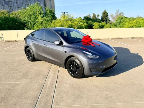 Used 2022 Tesla Model Y Long Range AWD/4WD image 3