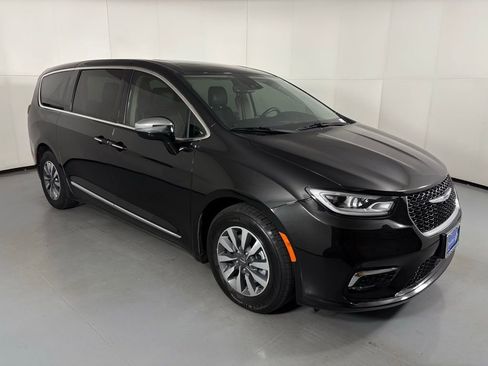 Used 2023 Chrysler Pacifica Limited image 2