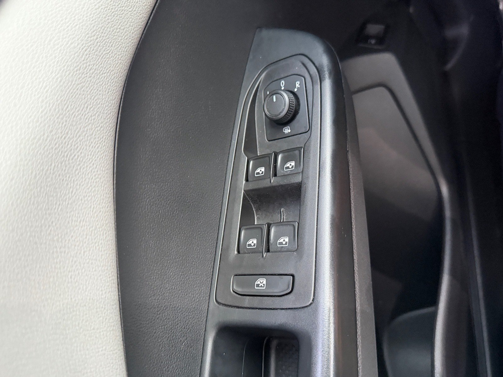 Used 2023 Volkswagen Taos SE w/ Panoramic Sunroof Package FWD image 35