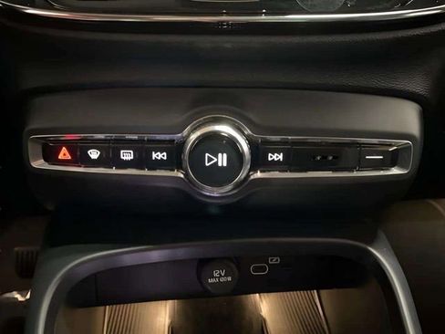 Used 2025 Volvo XC40 B5 Plus image 47