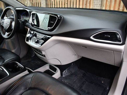 Used 2022 Chrysler Pacifica Touring-L image 25