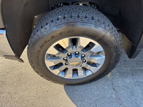 Used 2024 Chevrolet Silverado 2500 LT image 10