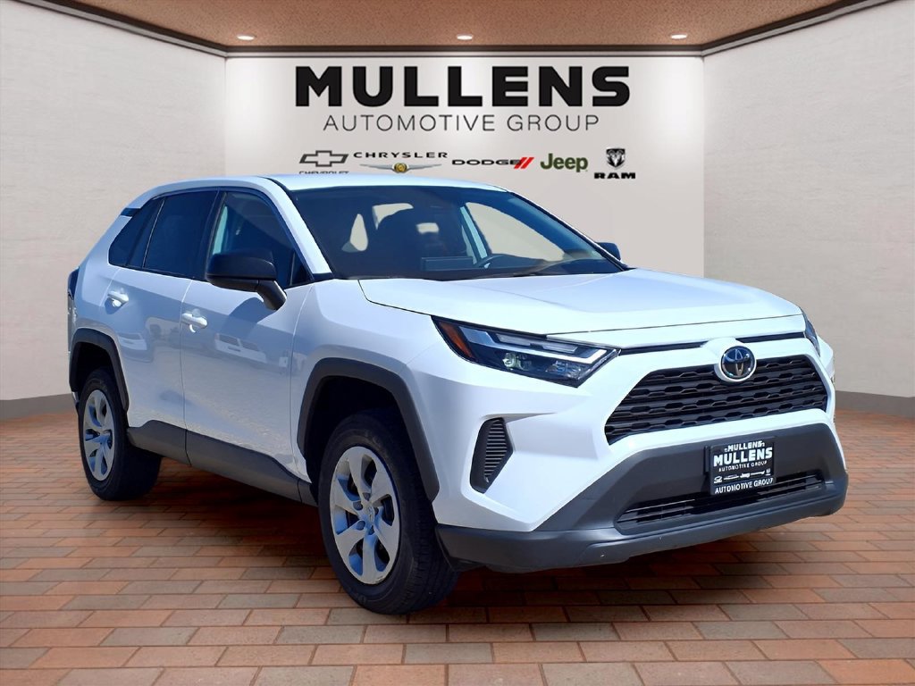 Used 2025 Toyota RAV4 LE AWD/4WD image 3